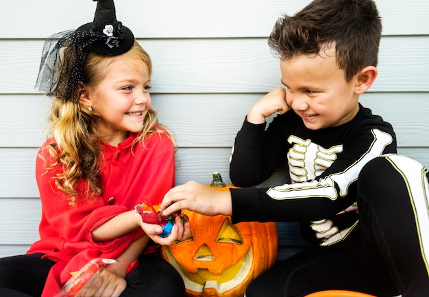 I bambini piccoli scherzano o trattano