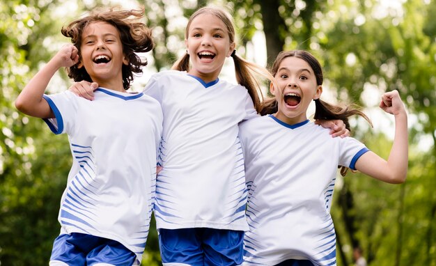 I bambini saltano dopo aver vinto una partita di calcio