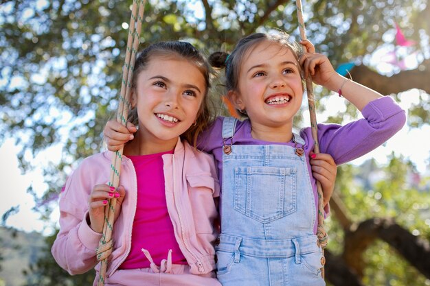 I bambini si divertono al campo estivo
