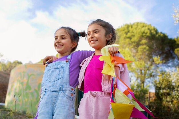 I bambini si divertono al campo estivo