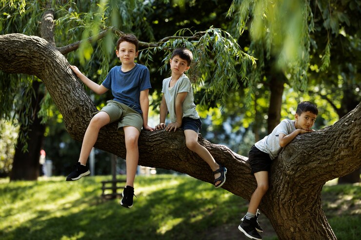 Foto gratuito i bambini si divertono al parco giochi