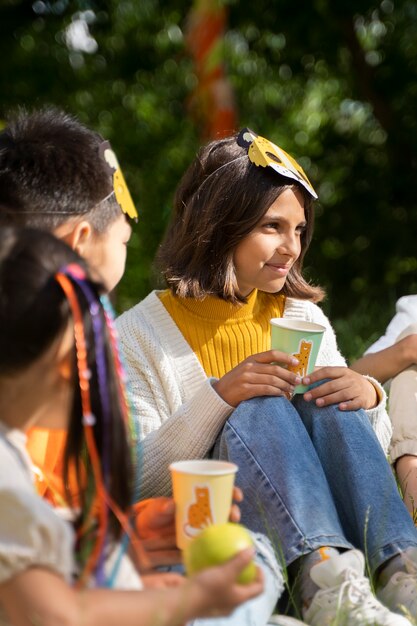 I bambini si divertono alla festa a tema della giungla