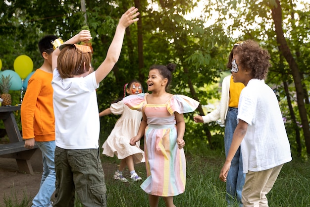 I bambini si divertono alla festa a tema della giungla