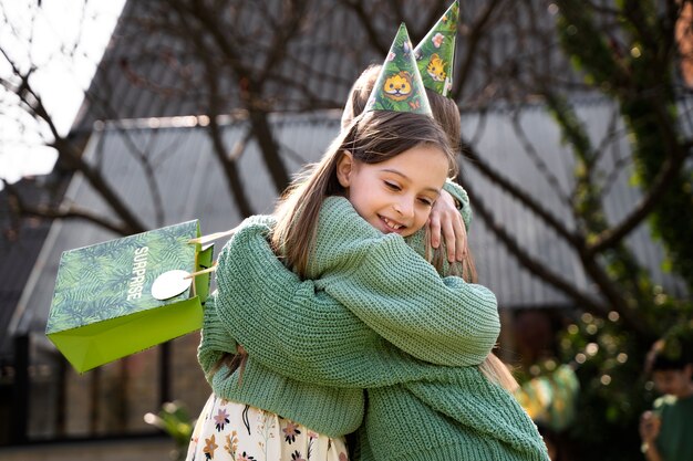 I bambini si divertono alla festa a tema giungla