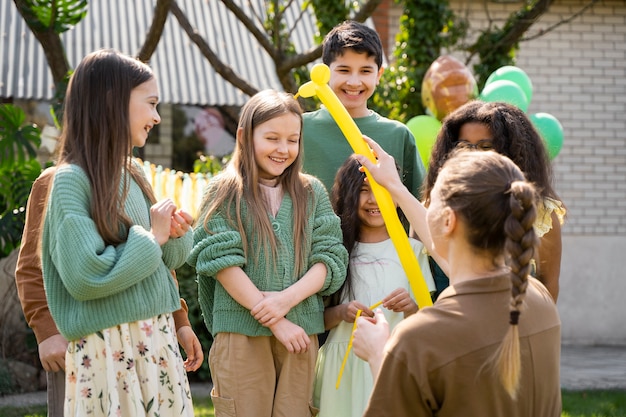 I bambini si divertono alla festa a tema giungla