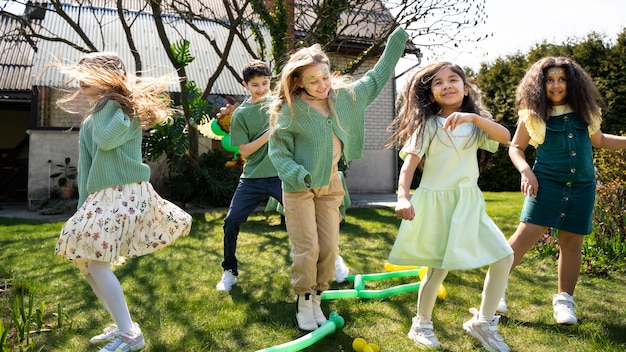 I bambini si divertono alla festa a tema giungla