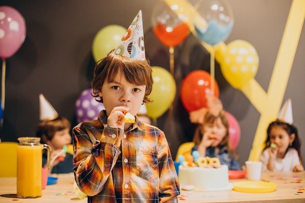 I bambini si divertono alla festa di compleanno con palloncini e torta