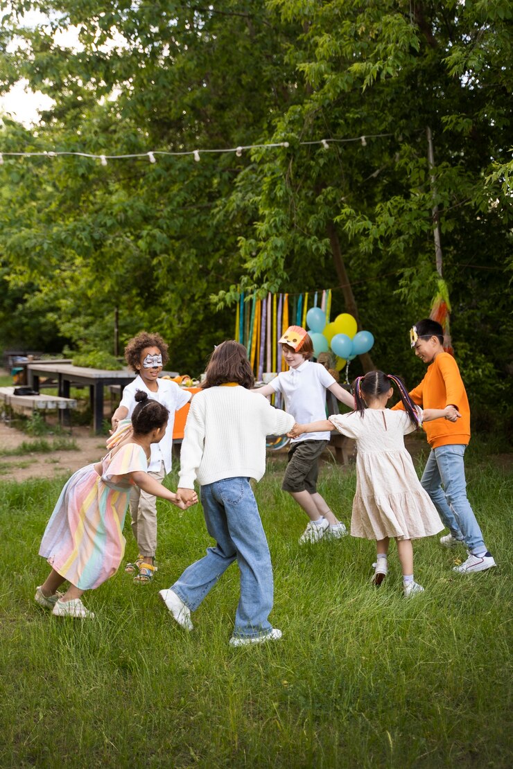 Foto gratuito i bambini si divertono alla festa nella giungla