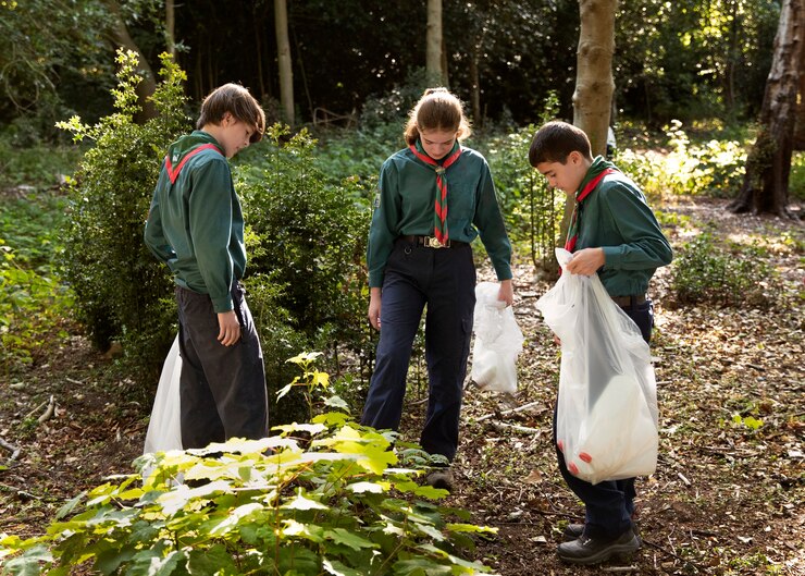 Foto gratuito i bambini si divertono come boy scout