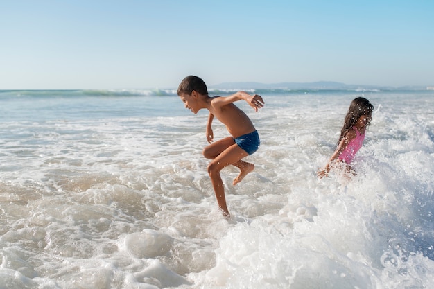 I bambini si divertono in spiaggia