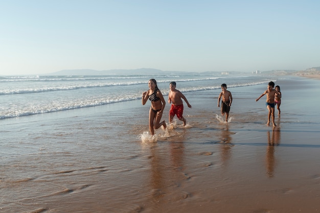 I bambini si divertono in spiaggia