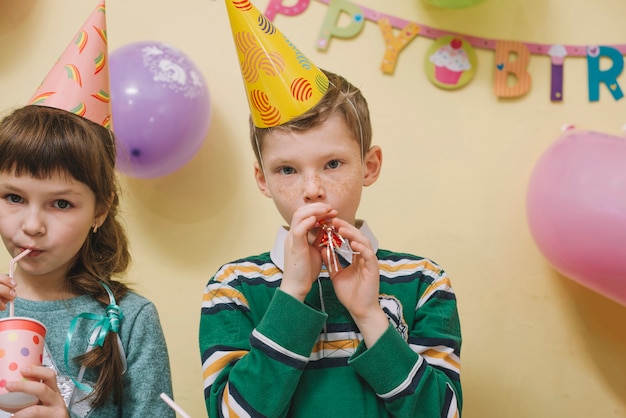 I bambini si divertono sulla festa di compleanno