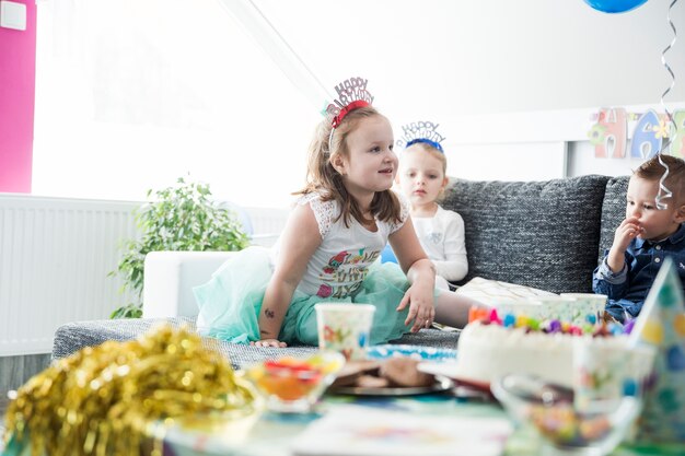 I bambini si divertono sulla festa di compleanno