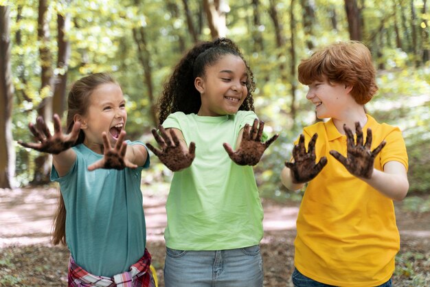 I bambini si sporcano le mani dopo aver piantato