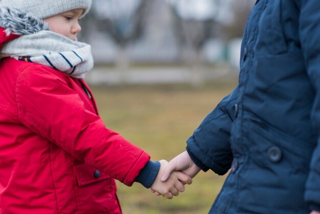 I bambini si stringono la mano fuori