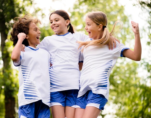 I bambini sono entusiasti dopo aver vinto una partita di calcio