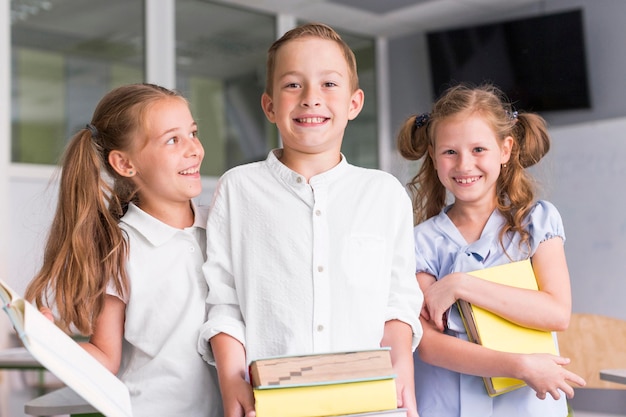 I bambini sono felici il primo giorno di scuola