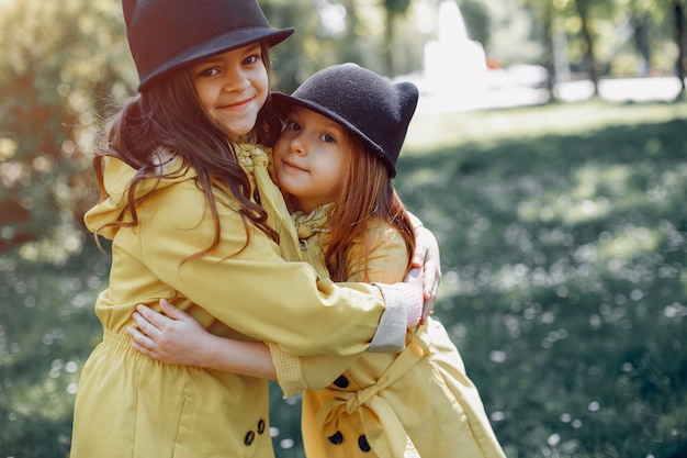 I bambini svegli plaiyng in una giornata piovosa