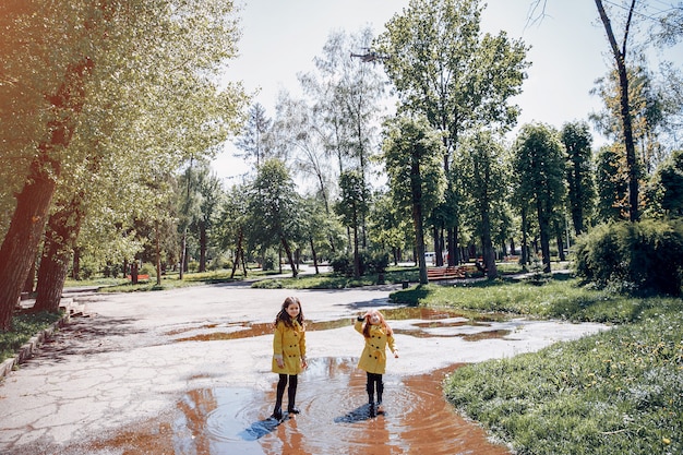 I bambini svegli plaiyng in una giornata piovosa