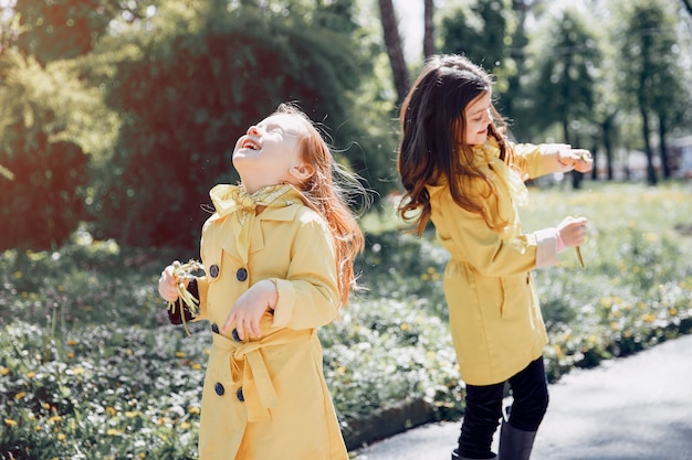 I bambini svegli plaiyng in una giornata piovosa