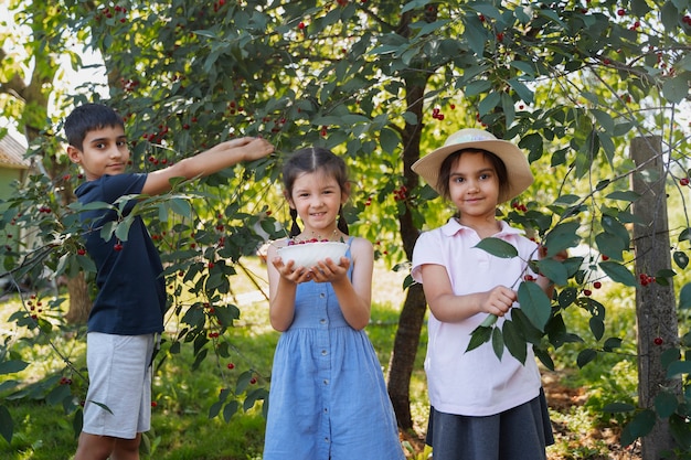 I bambini trascorrono del tempo all'aperto in una zona rurale godendosi l'infanzia