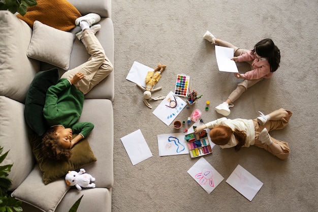 I bambini trascorrono del tempo insieme nel comfort della loro casa