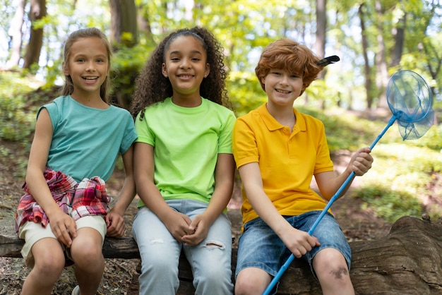 I bambini trascorrono del tempo insieme nella natura