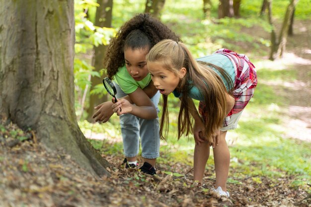 I bambini trascorrono del tempo insieme nella natura