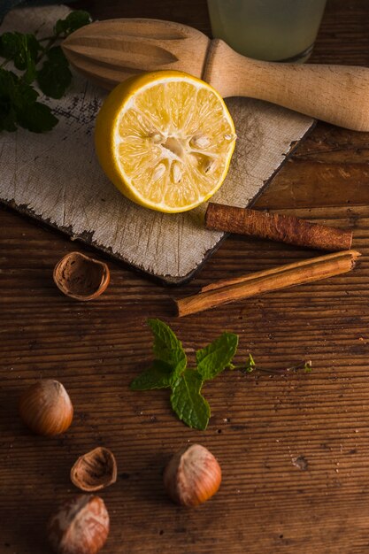 I bastoni di cannella e del limone si chiudono su