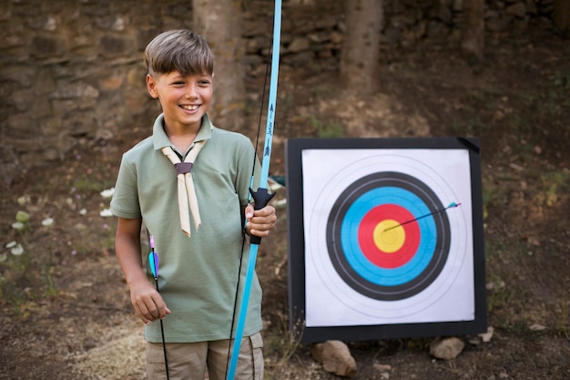 I boy scout trascorrono del tempo nella natura