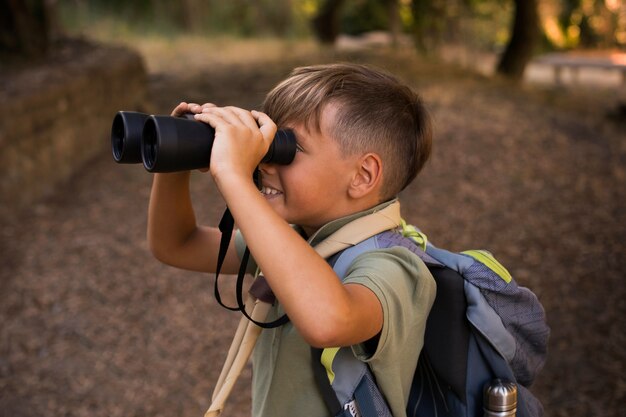 I boy scout trascorrono del tempo nella natura