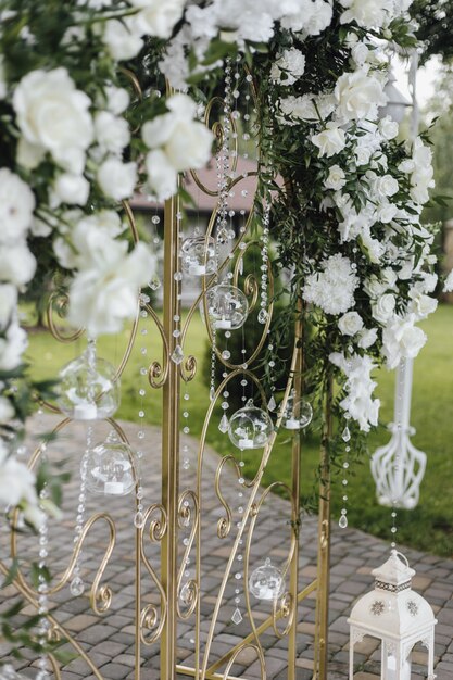 I cancelli forgiati sono decorati con fiori bianchi freschi e vegetazione