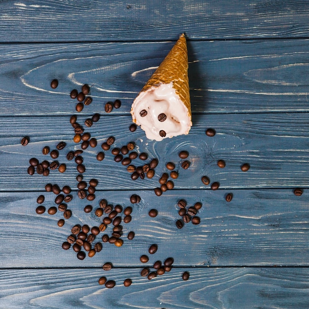 I chicchi di caffè si avvicinano al cono gelato