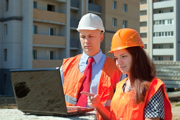 i costruttori lavorano in cantiere