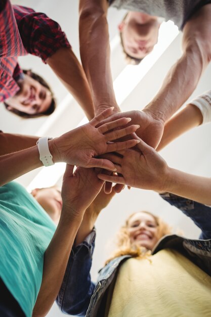 I dirigenti d&#39;impresa con la mano impilati