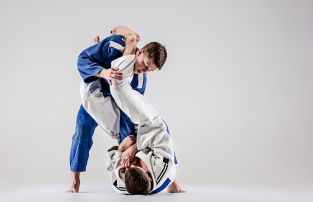 I due judoka combattenti che combattono uomini