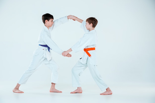 I due ragazzi che combattono all'Aikido si allenano nella scuola di arti marziali. Stile di vita sano e concetto di sport