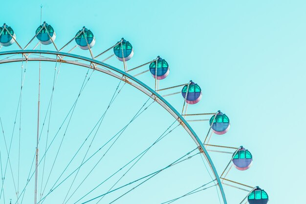 I ferris d&#39;epoca spingono dentro il parco