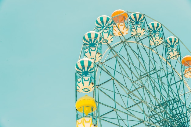 I ferris d&#39;epoca spingono dentro il parco