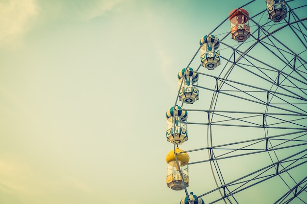 I ferris d&#39;epoca spingono dentro il parco