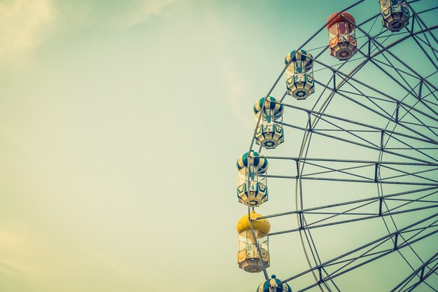 I ferris d&#39;epoca spingono dentro il parco