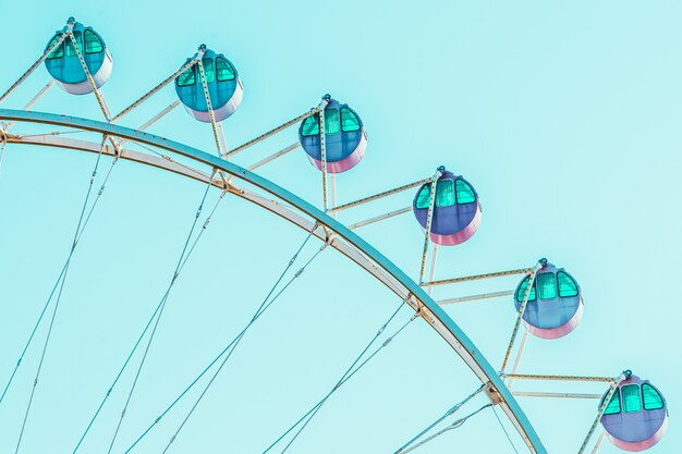 I ferris d&#39;epoca spingono dentro il parco