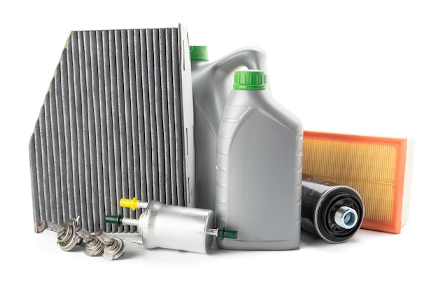 I filtri dell'olio per auto e l'olio motore possono essere isolati su bianco