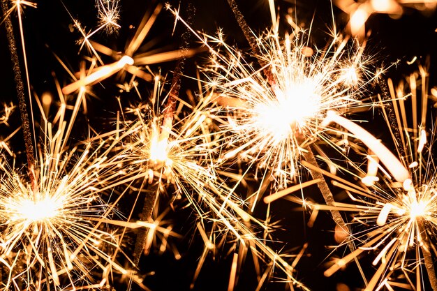 I fuochi d'artificio del primo piano si accendono sulla notte del nuovo anno
