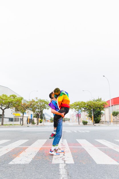 I gay si abbracciano e si baciano in strada