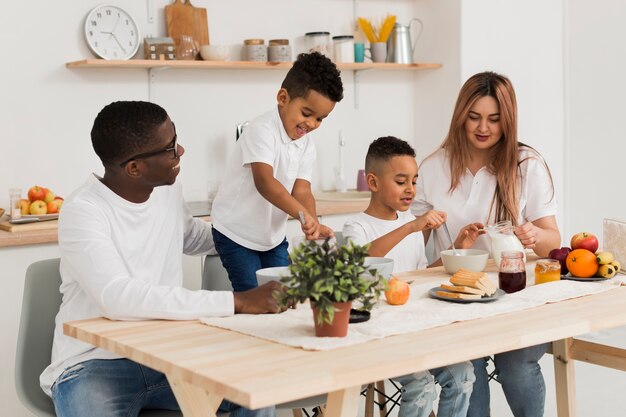 I genitori cucinano insieme ai loro figli