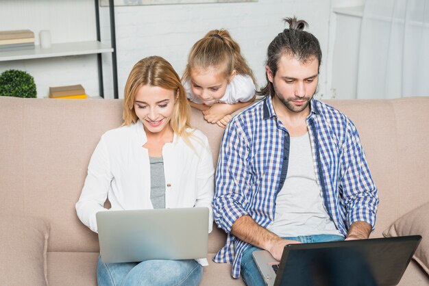 I genitori lavorano con i laptop