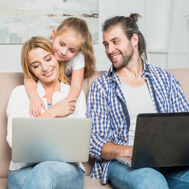 I genitori lavorano con i laptop