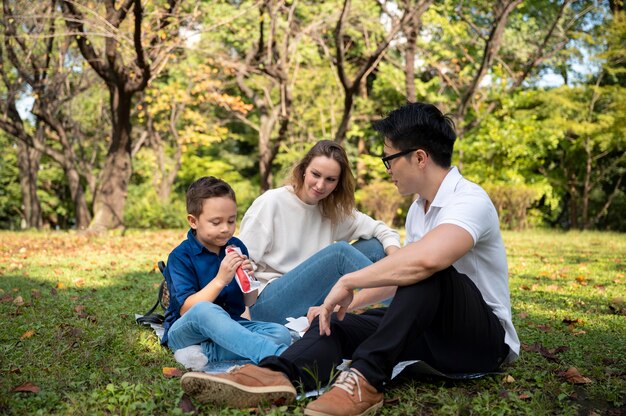 I genitori trascorrono del tempo con il loro bambino