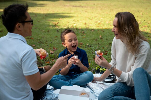 I genitori trascorrono del tempo con il loro bambino